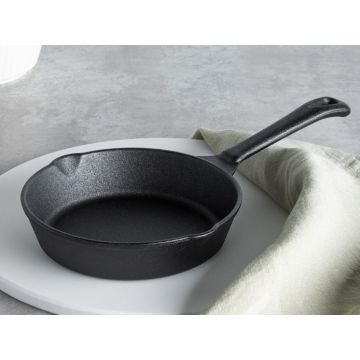 Сковорода чугунная 15,5см, 2 слива, диаметром 15,5см, индукция